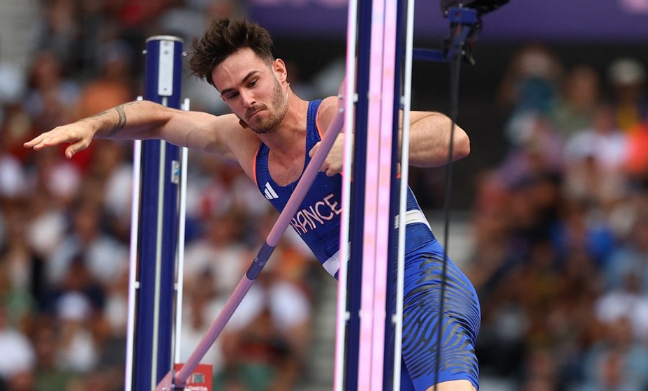 Французский прыгун Аммирати сшиб шест гениталиями. Фото Reuters