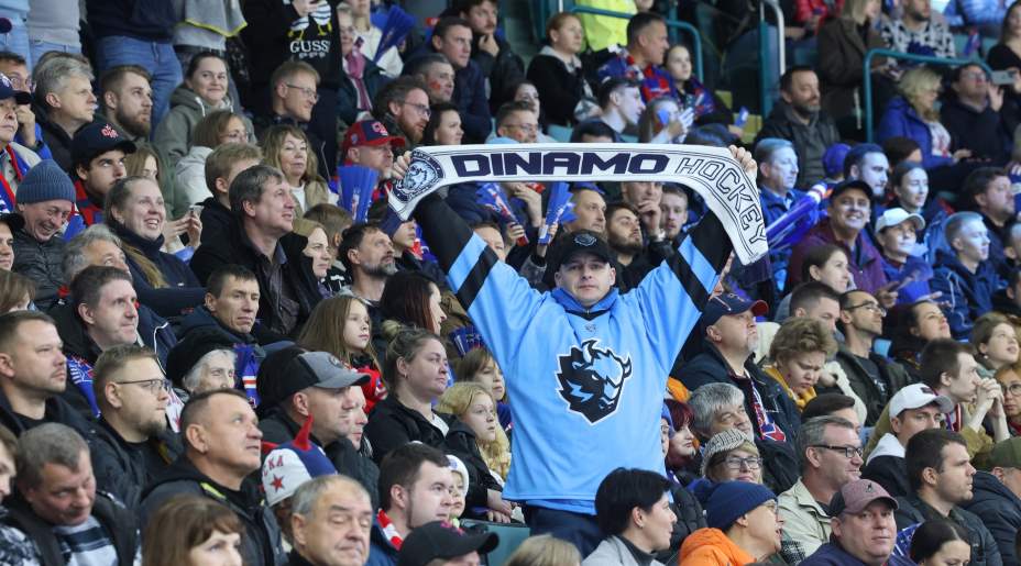 Болельщик «Динамо» Минск рад успеху своей команды. Фото: Соцсети ХК «Динамо» Минск