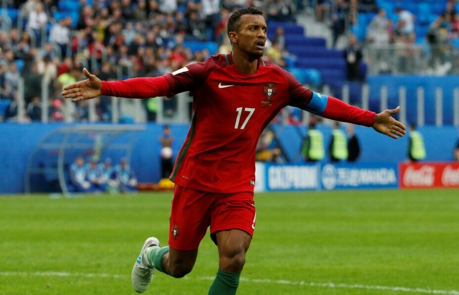 Экс-игрок сборной Португалии Нани украл футболку у фанат. Фото: REUTERS