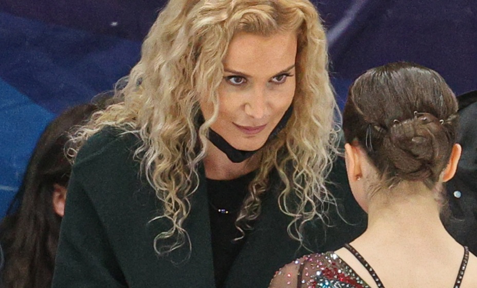 Валиева перед уходом в академию Навки подарила Тутберидзе цветы. Фото: Global Look Press