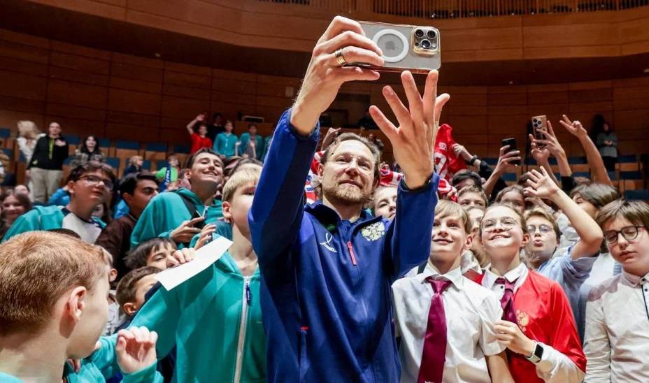 Валерий Карпин умеет общаться с детьми. Фото: РФС