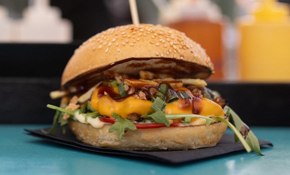 Биатлонистки Фойгт, Хеттих-Вальц и Ислова отравились бургерами на ОИ. Фото: Global Look Press