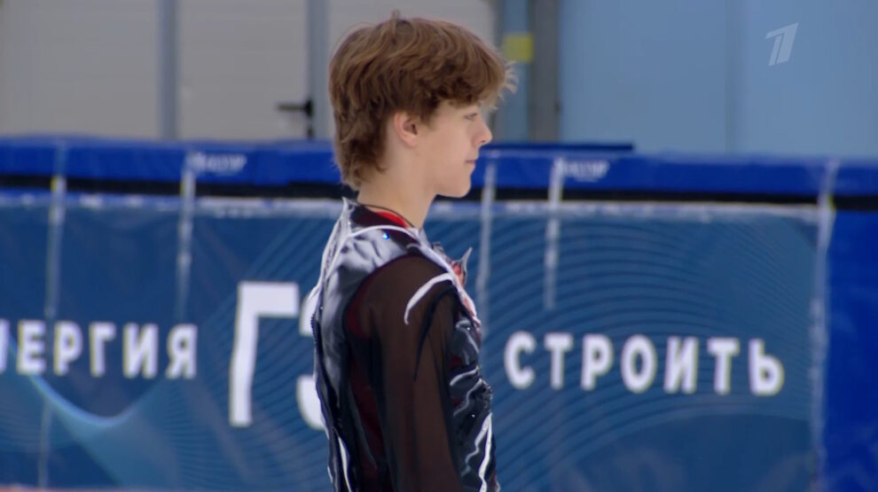 Арсений Федотов на старте контрольных прокатов 19 августа 2026 года. Фото: стоп-кадр прямого эфира "Первого канала"