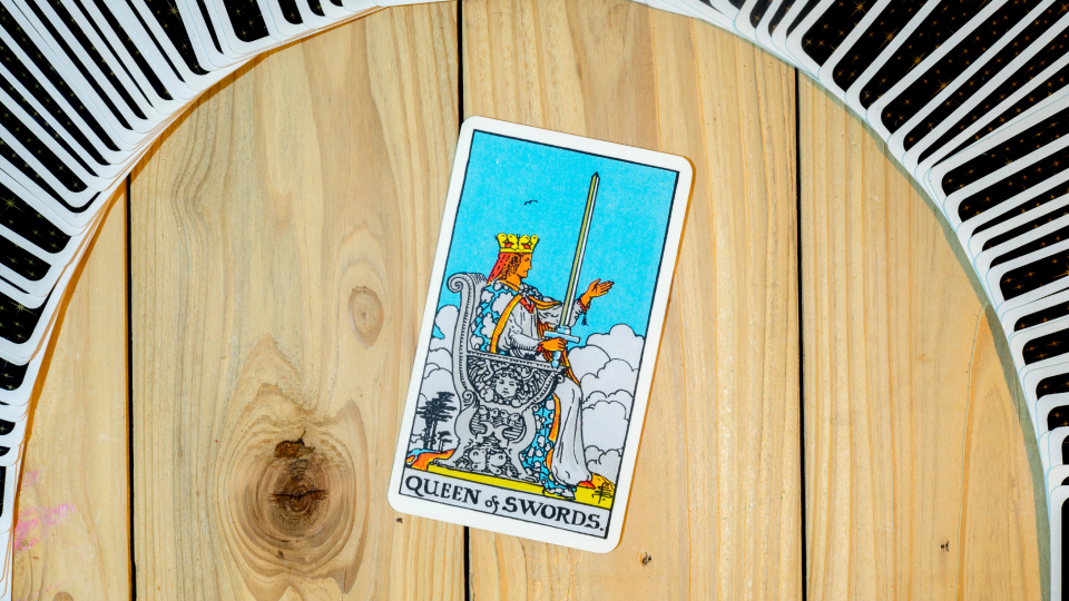 Королева Мечей Таро: значение и толкование карты
