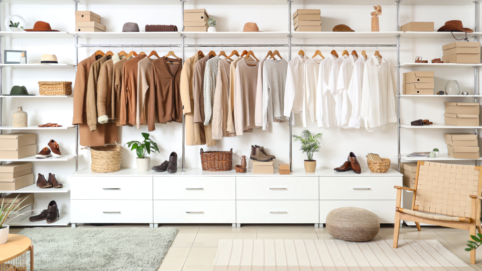 Базовый гардероб в 2025 году: советы для женщин и мужчин