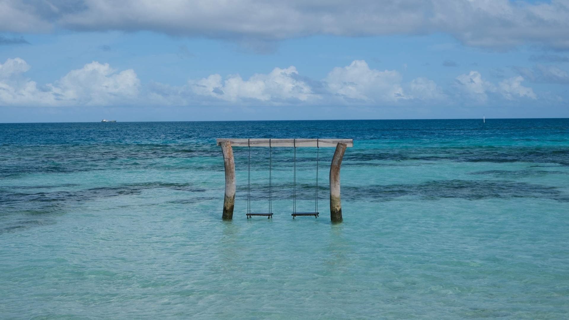 Прекрасные качели на фоне кристально чистой воды в Дхиффуши.