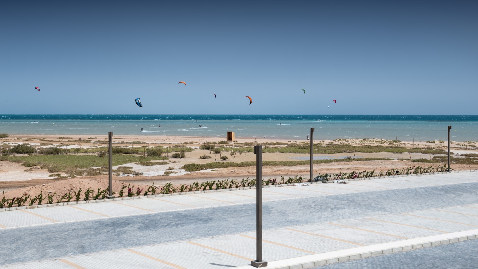 Кайтсерфинг на Мангруви-Бич.