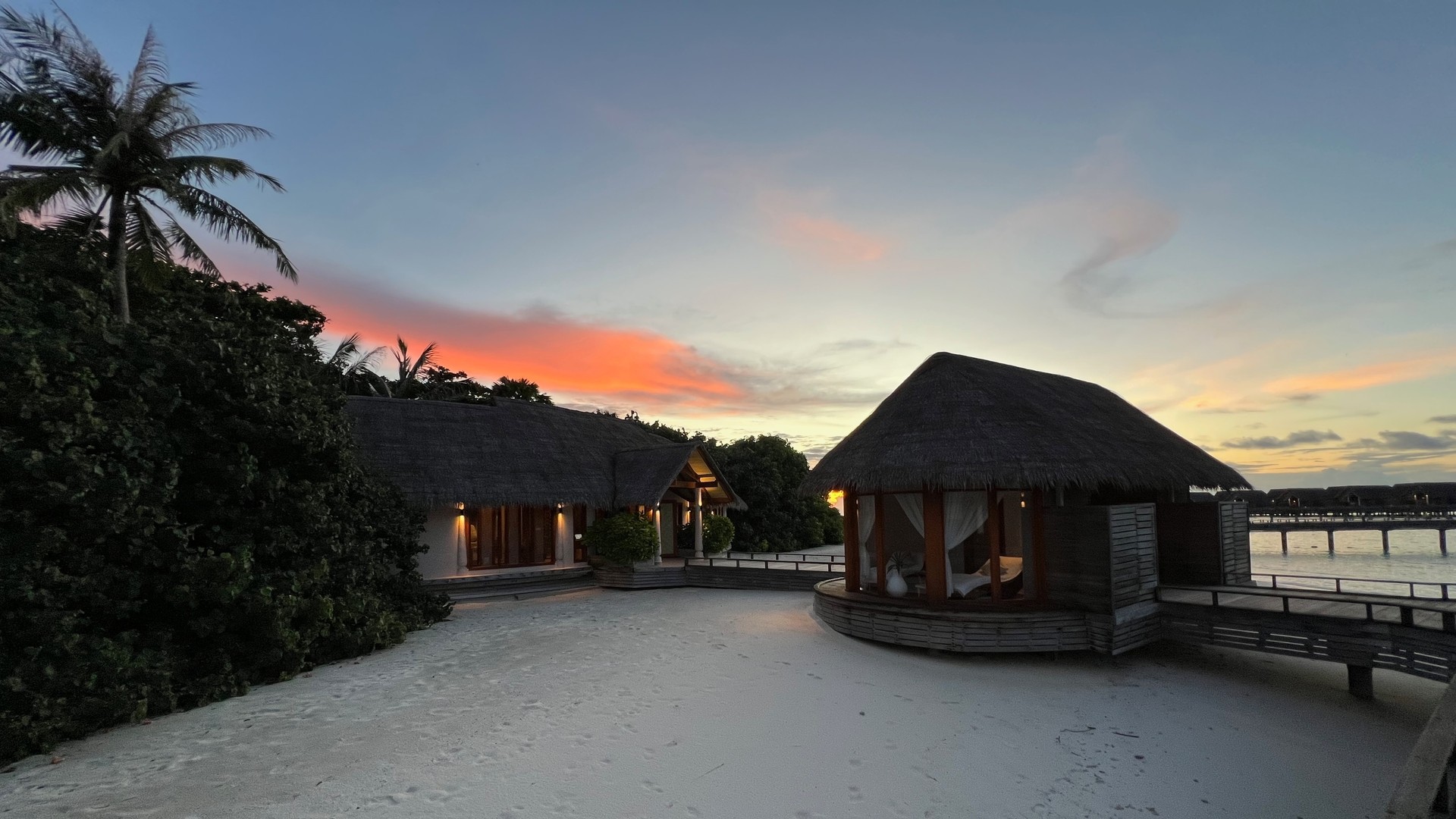 Закат над пляжем роскошного курорта Милайду.