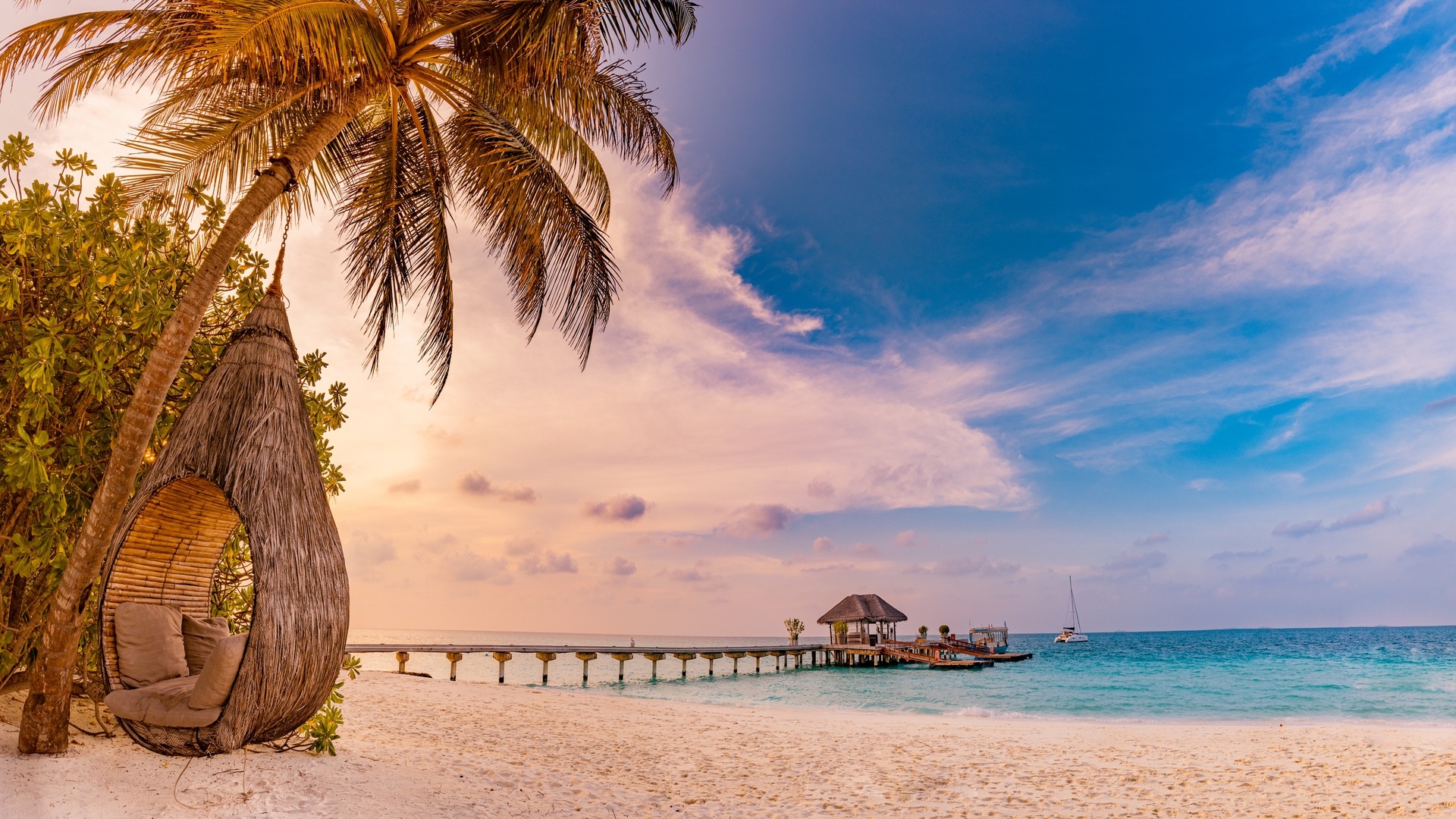 Панорама тропического заката на пляже Мальдив.