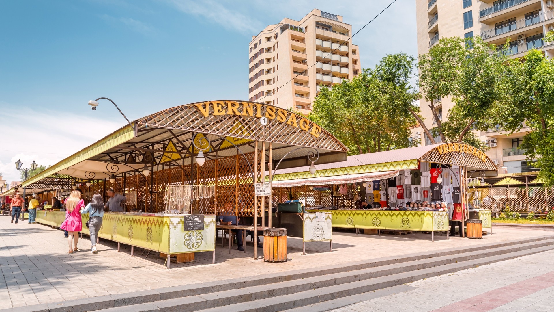 Блошиный и сувенирный туристический рынок «Вернисаж» в центре Еревана.