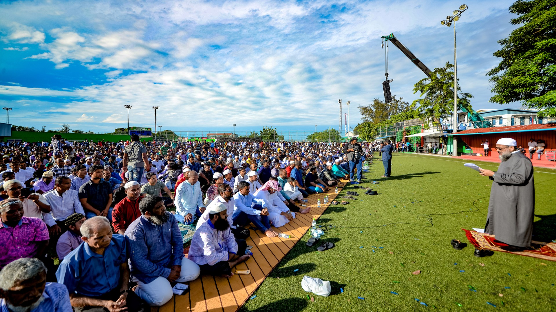 Во время утренней молитвы в честь праздника Ид аль-Фитр, Мале.
