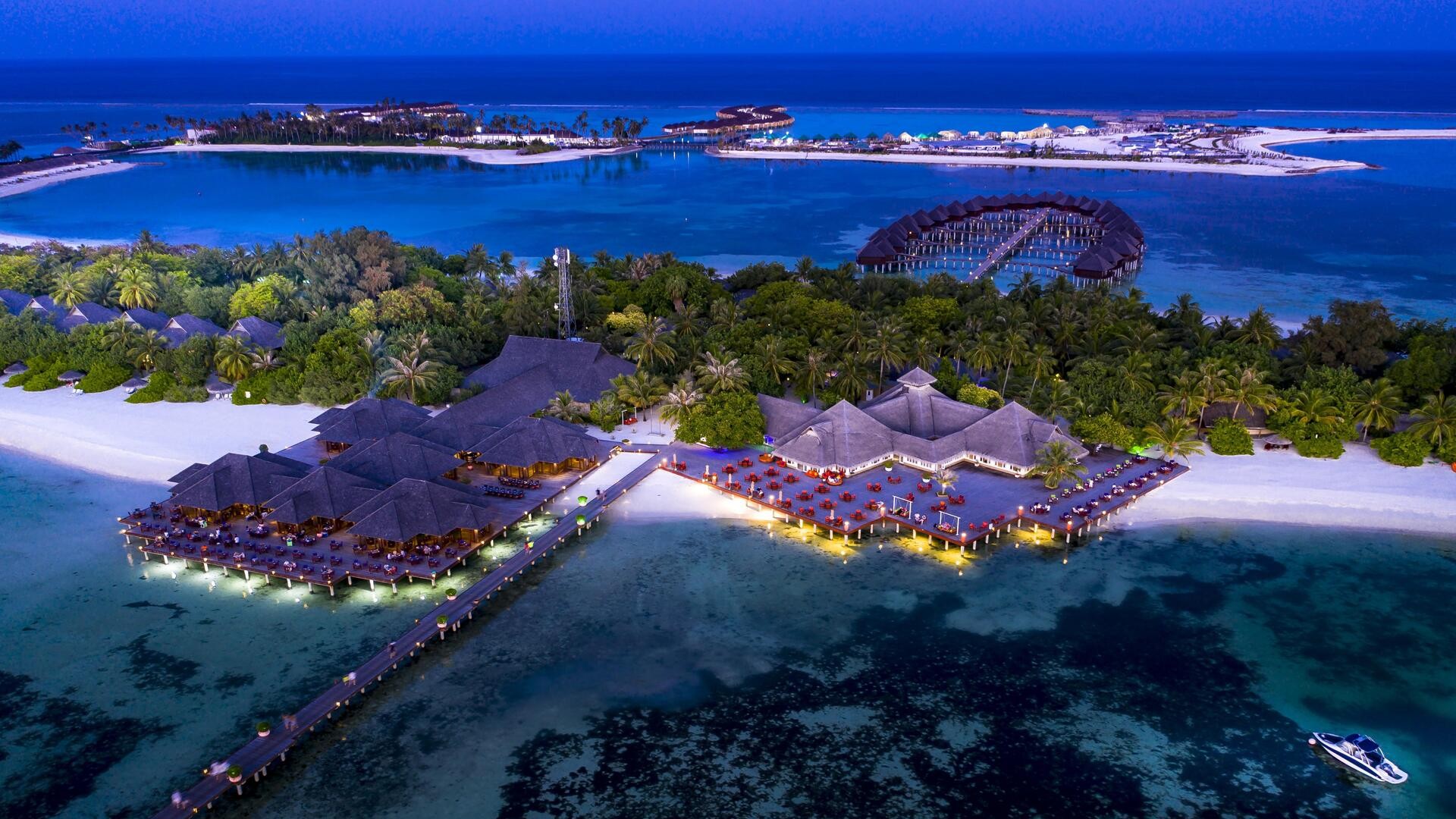 Вид сверху на лагуну мальдивского острова Олхувели, Южный атолл Мале.