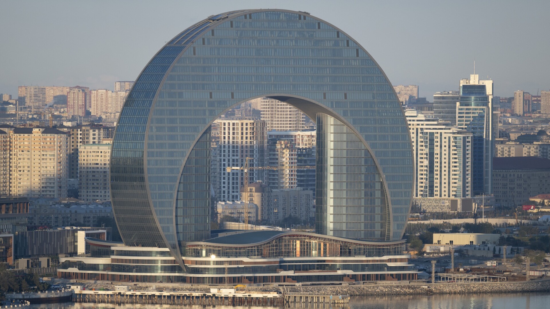 Здание отеля в форме полумесяца на набережной, Баку.