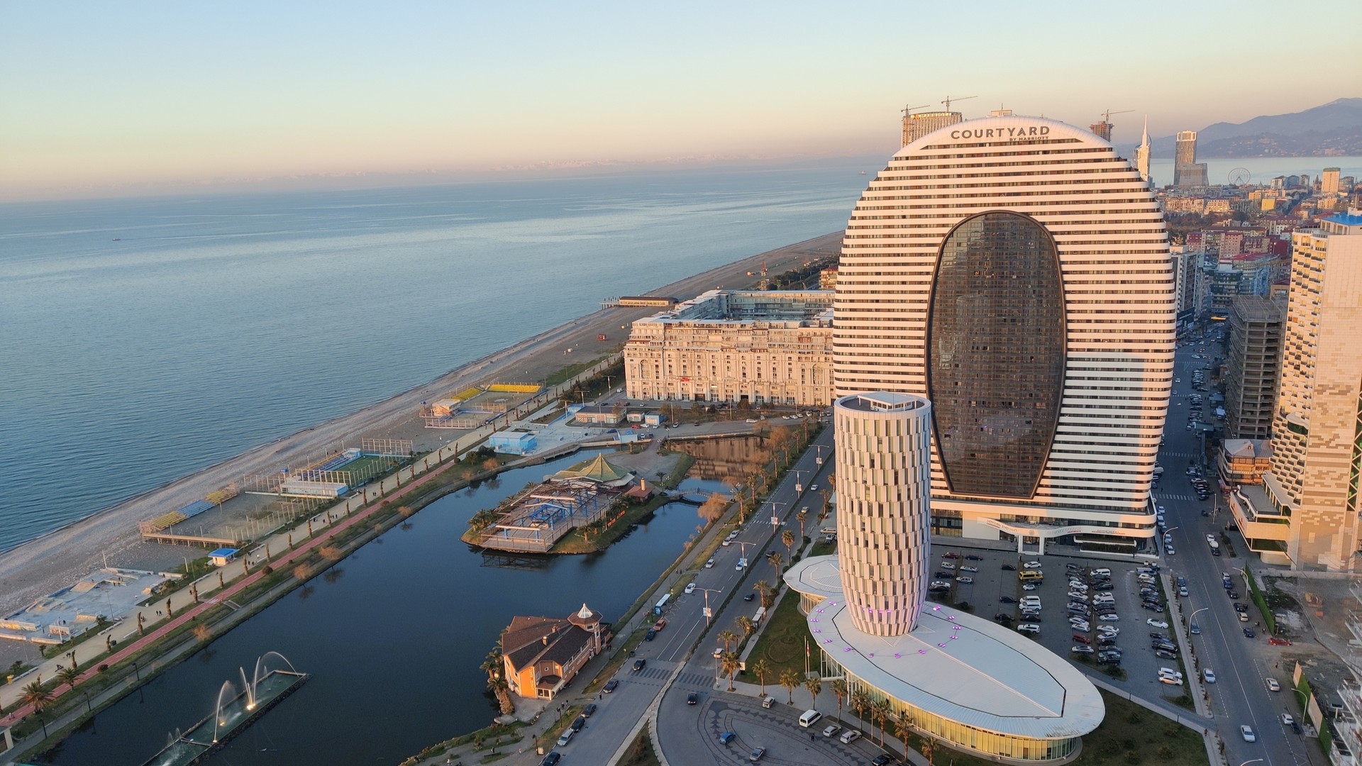 Вид на отель Courtyard by Marriott Batumi, набережную и горы.