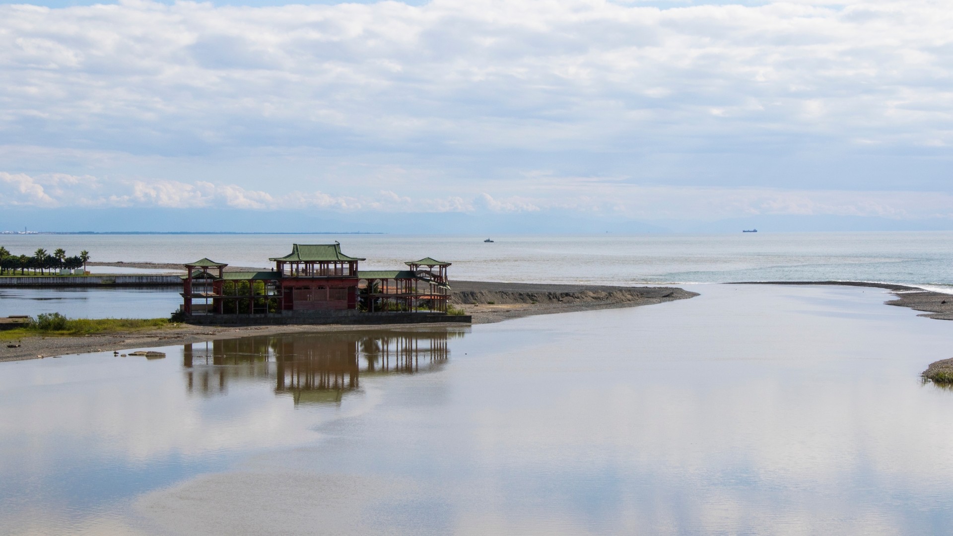 Китайский дом на пляже Ганмухури, Грузия.