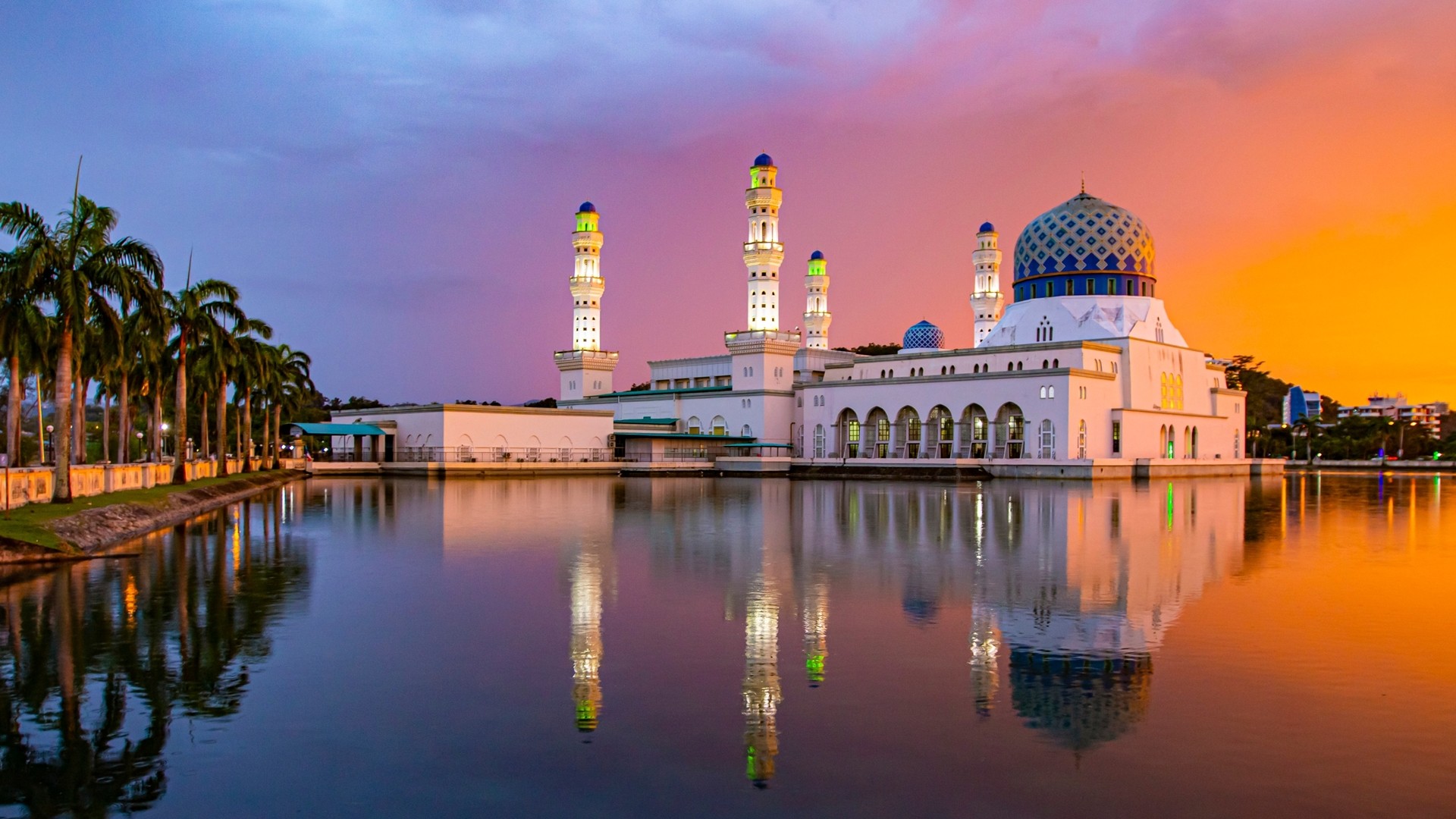 Величественная городская мечеть Кота-Кинабалу, Малайзия.