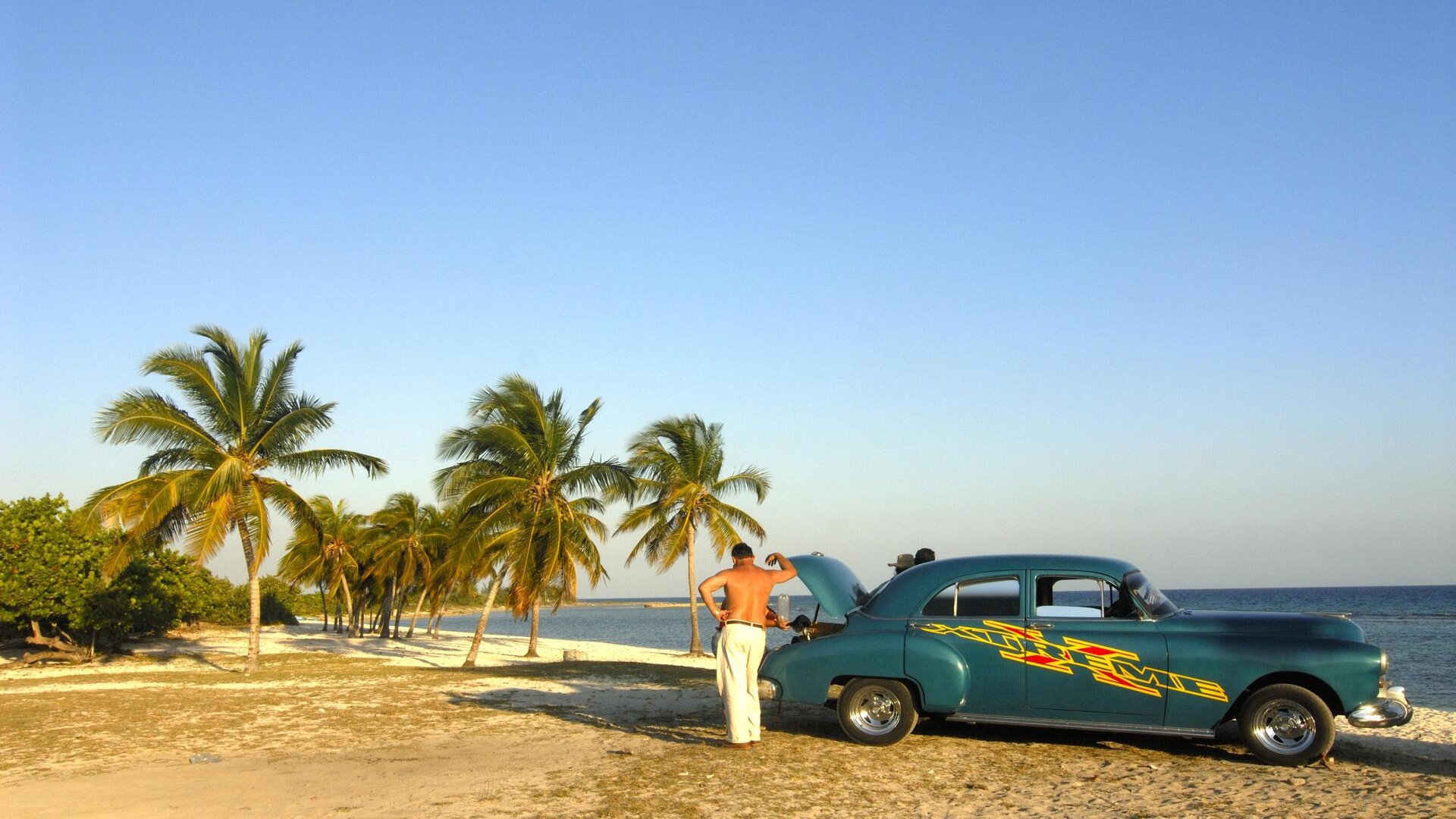 Винтажный автомобиль на пляже Хирон, Куба.