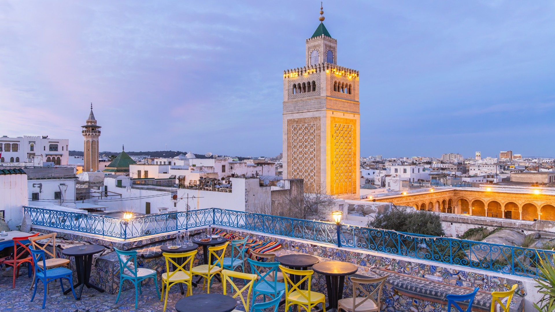 Кафе на крыше с видом на Большую мечеть в Медине Туниса.
