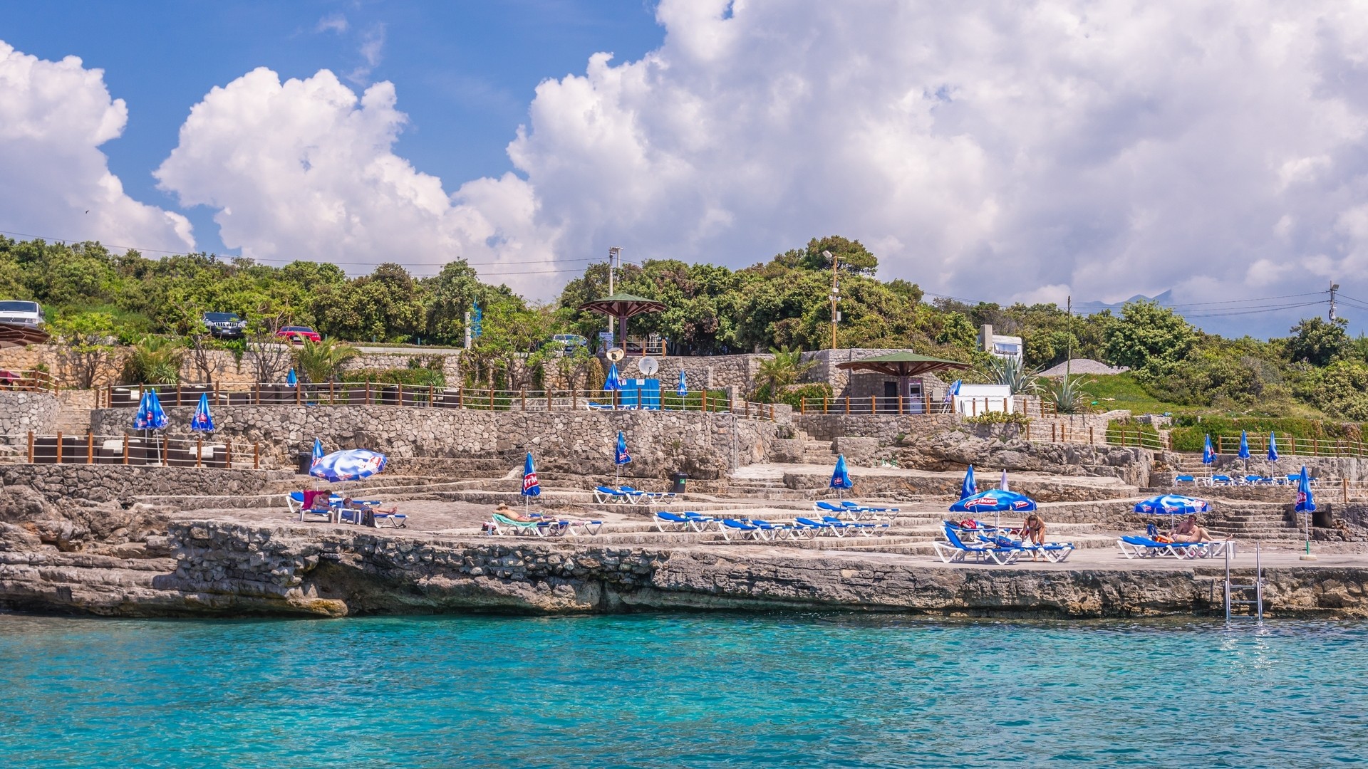 Пляж Плоче на каменной террасе.