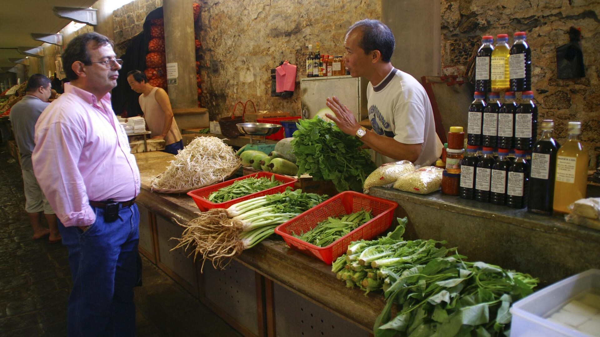 Клиент ведет переговоры с продавцом на рынке Порт-Луи, Маврикий.