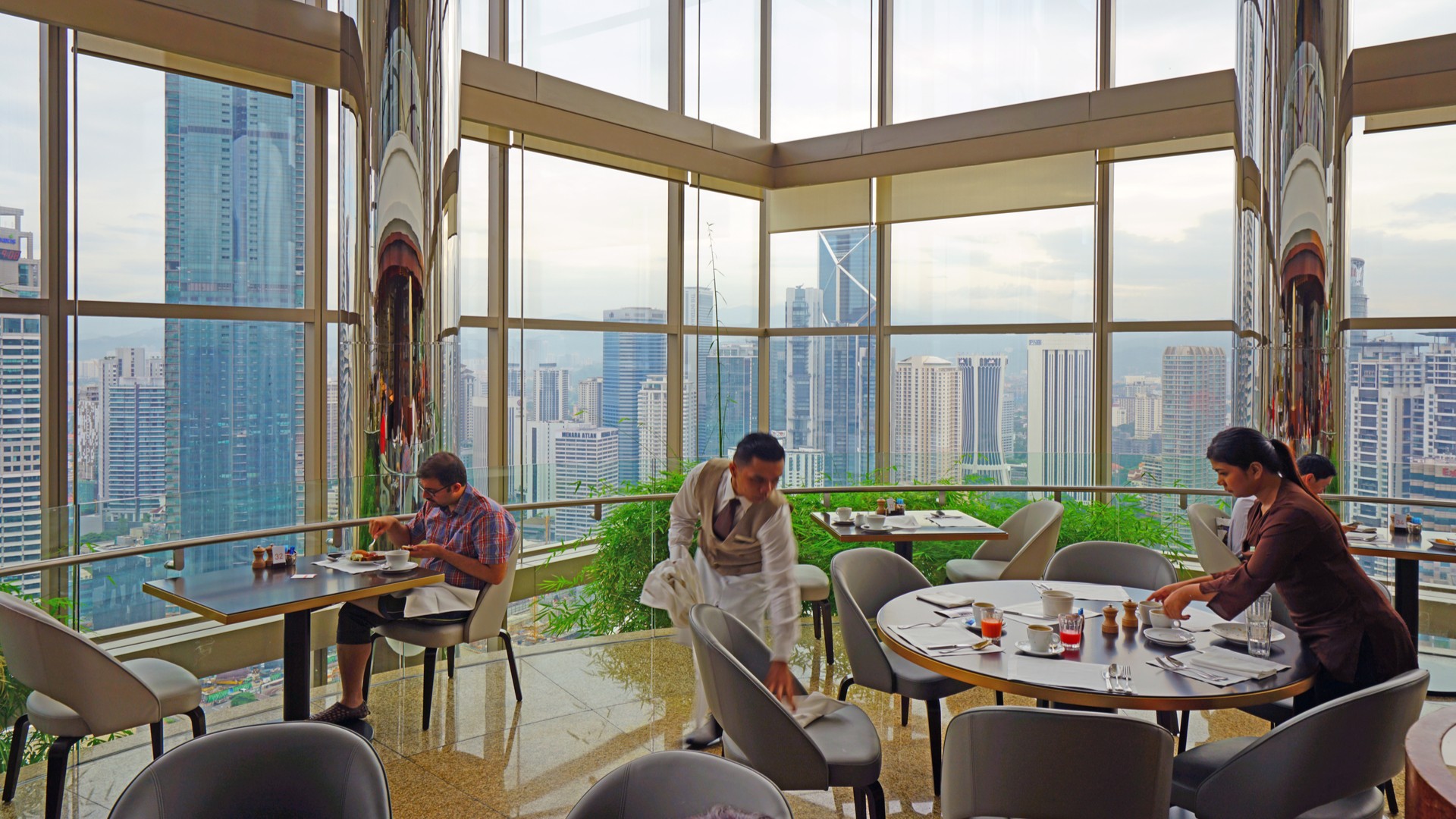 Ресторан в отеле Grand Hyatt Kuala Lumpur с роскошным видом на город.