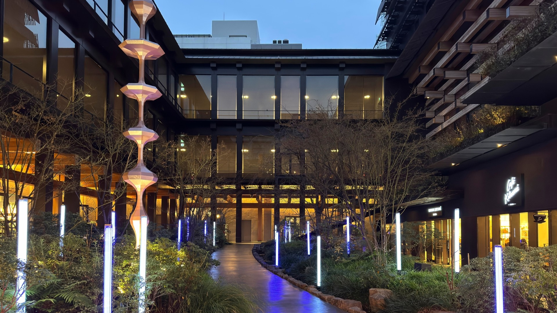 Ace Hotel Kyoto в вечерних огнях, Япония.