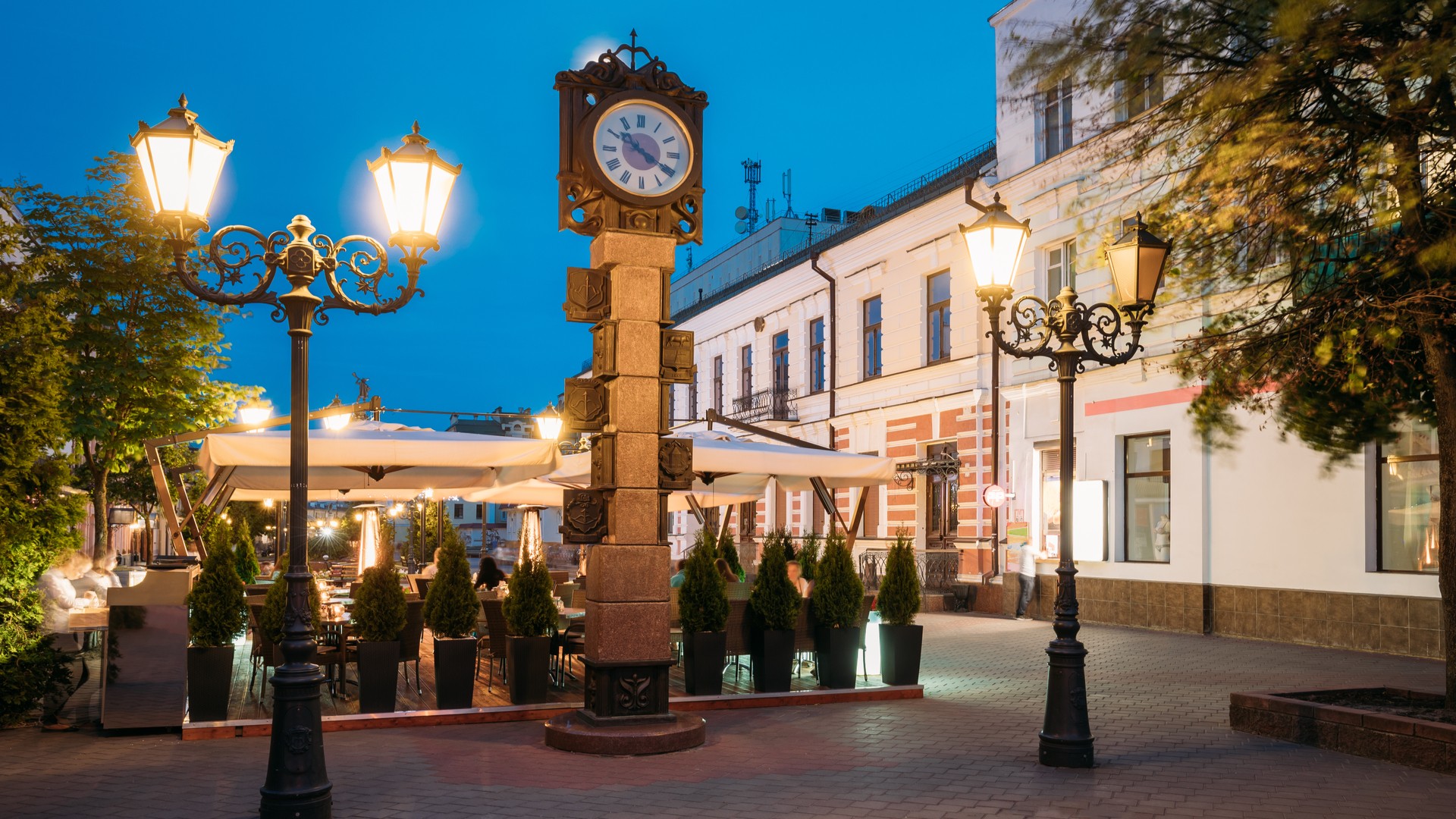 Двусторонние часы в старинном стиле, украшенные гербами города разных эпох, Брест.
