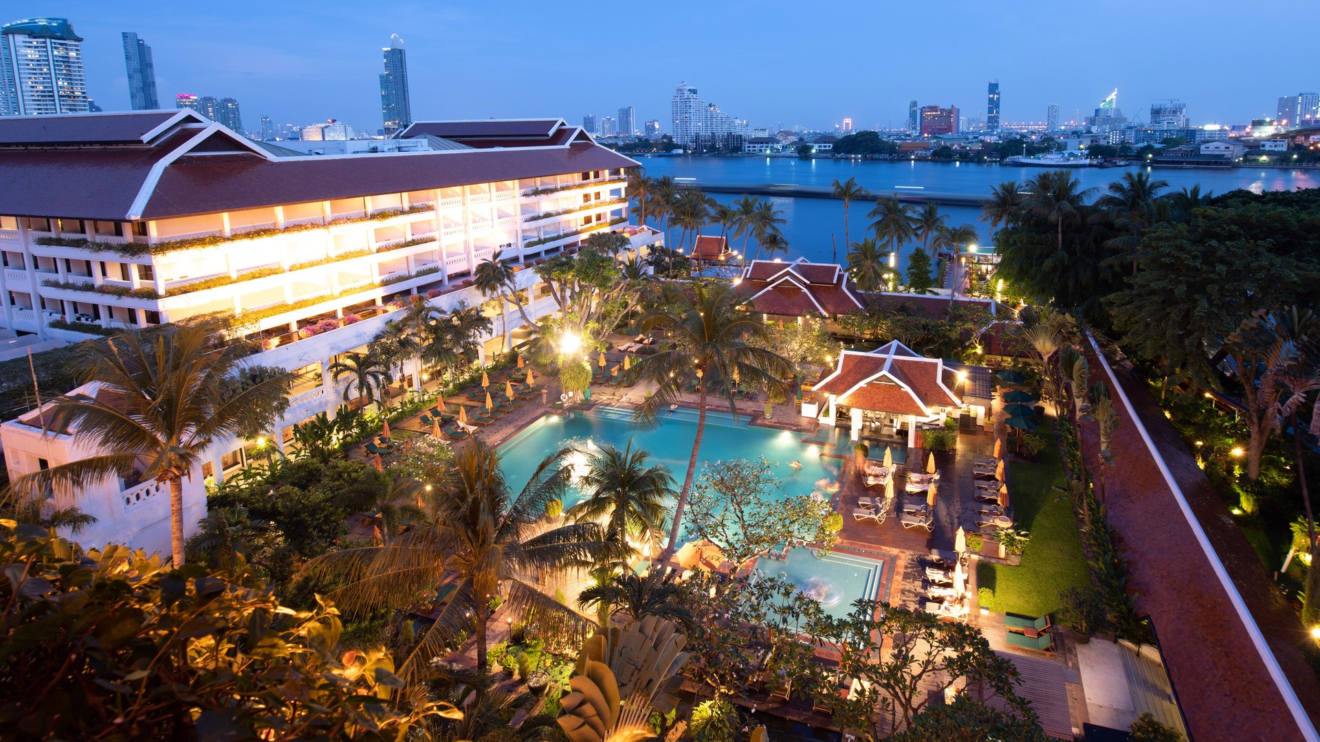 Отель Anantara Riverside Bangkok Resort на берегу реки Чао Прайя в Бангкоке.